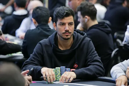 Marcelo Medeiros avançou no topo do chip count
