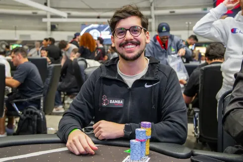 Raffael Brum passou com um stack confortável no High Rollers do BSOP Millions
