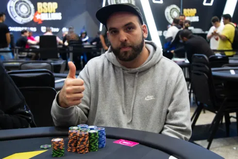 Alan Helfenstein avançou na ponta do chip count
