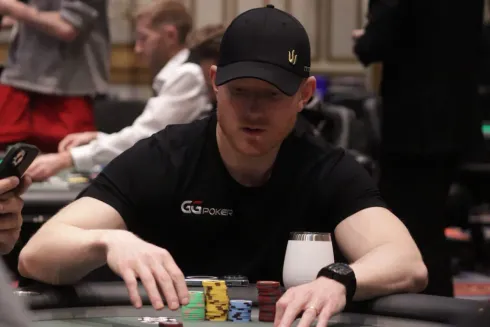 Jason Koon quer um bracelete nas Bahamas
