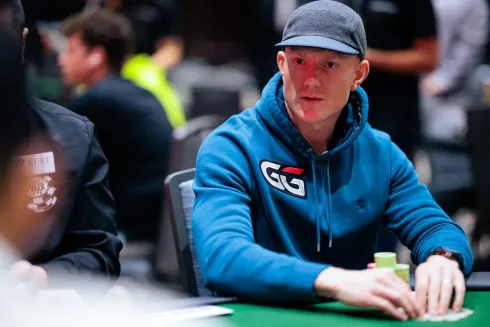 Jason Koon não ficou feliz com o resultado da mão (Foto: PokerNews)
