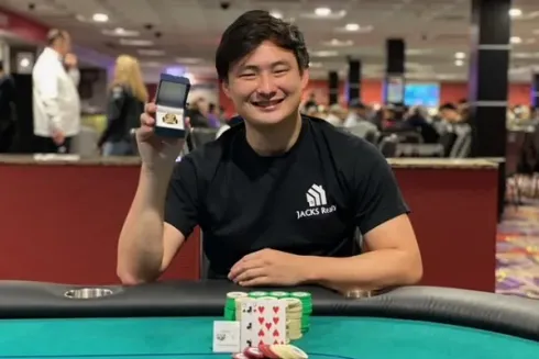 Stephen Song com um de seus três anéis conquistados em novembro (Foto: WSOP)
