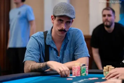 Henrique Lessa assumiu a ponta no Dia 2 (Foto: PokerNews)
