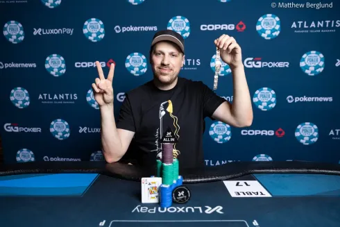 Artur Martirosian subiu ao lugar mais alto do pódio (Foto: WSOP)
