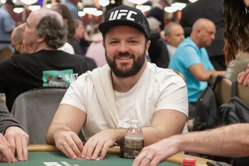 Vitor Dzivielevski caiu de forma dolorida no Main Event da WSOP Paradise
