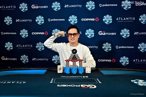 Dong Chen, campeão do Evento #15 da WSOP Paradise (Foto: PokerNews)
