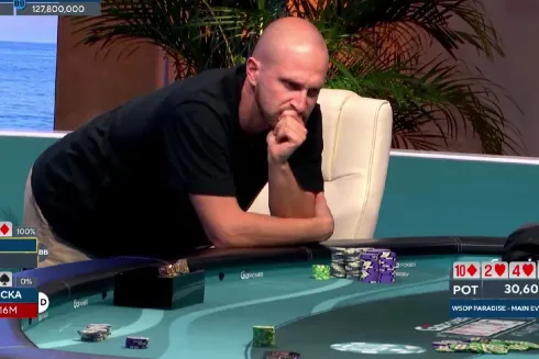 Stanislav Zegal pensou por longos minutos até dar o hero call (Foto: Reprodução/Youtube @GGPoker)
