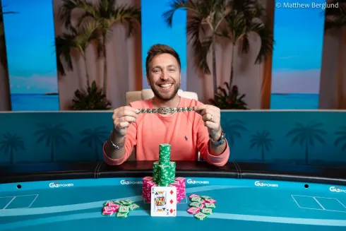 Bernardo Neves foi só sorrisos com o bracelete (Foto: WSOP)
