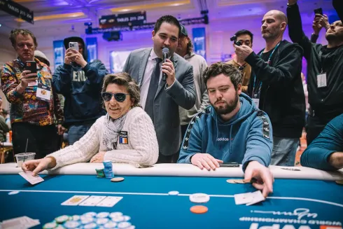 Tyler Hirschfeld (direita) teve seu AA quebrado e caiu na bolha (foto: WPT)
