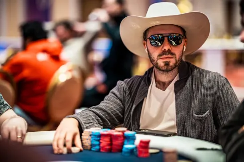 Dan Smith tem uma boa vantagem na liderança (Foto: WPT)
