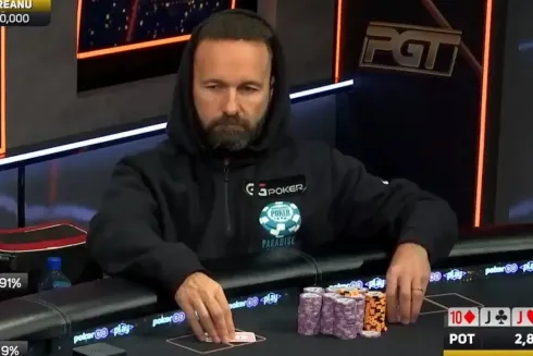 Daniel Negreanu escolheu a hora errada para shovar (Reprodução/Twitter @PokerGO)
