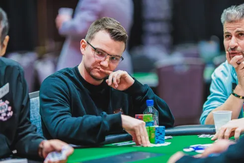 Alex Kulev conquistou o segundo título do torneio (foto: PokerNews)
