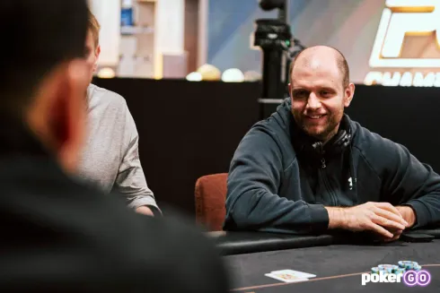 Daniel Smiljkovic tem um stack gigante no Dia Final (foto: PokerGO)
