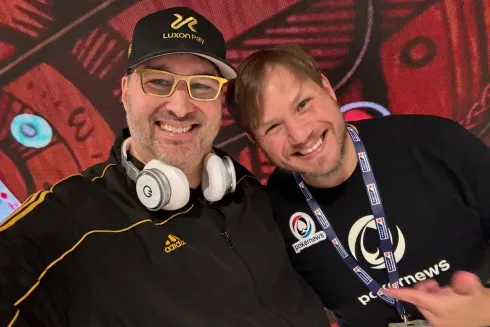 Phil Hellmuth e Chad Holloway reunidos em um evento (Foto: Reprodução/X @phil_hellmuth)
