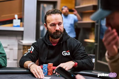 Daniel Negreanu tem boa vantagem na liderança em Las Vegas (foto: PokerGO)
