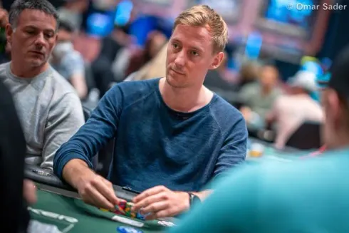 Jans Arends não pensou no ICM e se envolveu em um grande pote no 3-handed (foto: Omar Sader/PokerNews)
