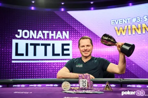 Jonathan Little conquistou o troféu de campeão (Foto: PokerGO)
