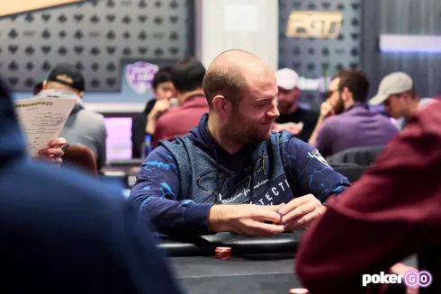 Daniel Smiljkovic figurou no topo do chip count (Foto: PokerGO Cup)
