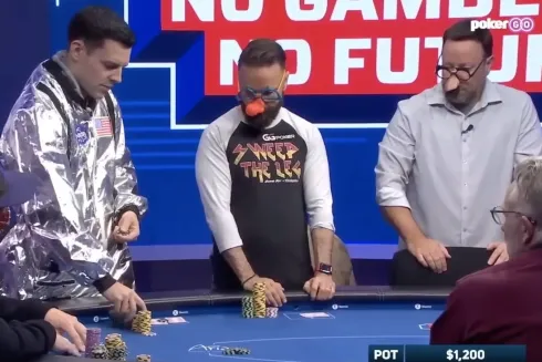 Stand Up Game sendo jogado por Kevin Martin e Daniel Negreanu (Reprodução/Youtube PokerGO)
