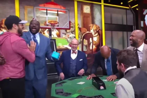 Shaquille O'Neal (esq.) fez a festa (Foto: Reprodução/YouTube @NBAonTNT)
