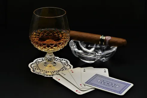 Poker, charutos e bebidas fazem parte do clube exclusivo (Imagem de Erwin por Pixabay)
