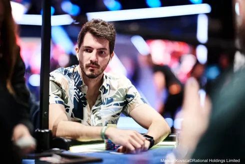 Carlos Ribeiro tomou um susto, mas seguiu vivo no High Roller
