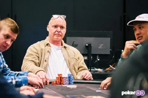 John Hennigan começará a FT com grande vantagem (Foto: PokerGO)
