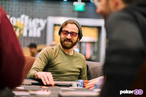 Dylan Weisman acumulou um stack gigante (foto: PokerGO)
