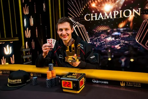 Roland Rokita levou o troféu e um belo prêmio (Foto: Triton Poker)
