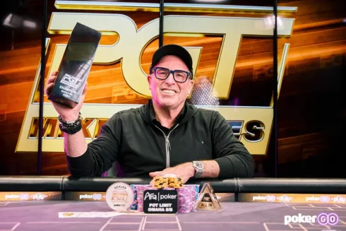 Dan Shak ficou com o belo troféu (Foto: PokerGO)
