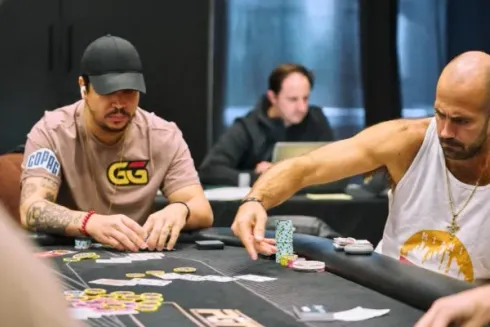 Felipe Mojave jogou ao lado de Jason Mercier no Dia 1 (Foto: PokerGO)
