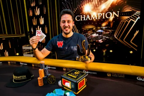 Adrian Mateos levou o belo troféu de campeão (Foto: Triton Poker)
