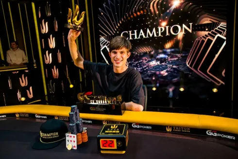 Mario Mosböck ficou com o título e levou o troféu (Foto: Triton Poker)
