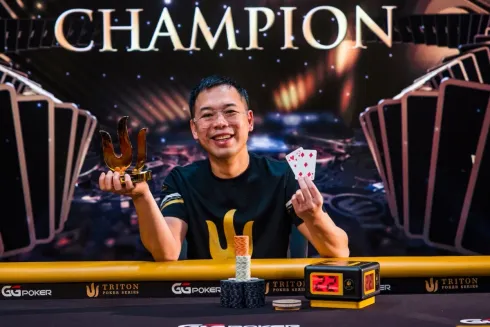 Elton Tsang adicionou o belo troféu à coleção (Foto: Triton Poker)
