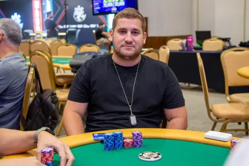 Pedro Cassar, chip leader do Dia 1B do Monster Stack
