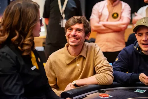 Ferdor Holz não conseguiu anotar a eliminação (Foto: Triton Poker)
