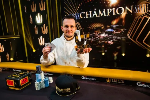 Mikita Badziakouski faturou o belo troféu (Foto: Triton Poker)
