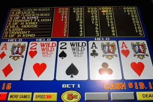 Video Poker foi o jogo analisado no estudo (South Point @ Jim – https://www.flickr.com/photos/roundnoon/4807521706 – CC BY 2.0 DEED)
