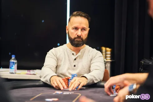 Daniel Negreanu tem o maior stack da decisão (foto: PokerGO)
