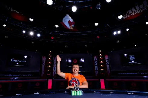 Aleksejs Ponakovs, campeão do Evento #42 da WSOP
