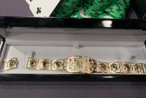 Bracelete de Steve Albini foi quebrado rapidamente (Reprodução/Twitter @ElectricalWSOP)
