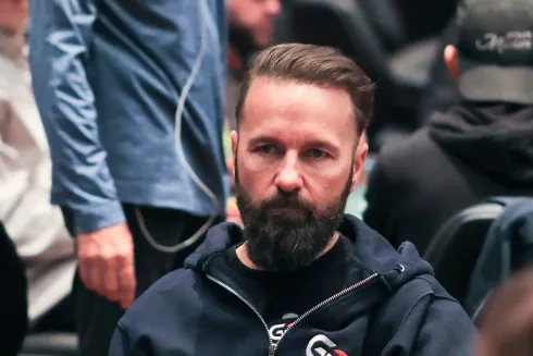 Daniel Negreanu explicou seu raciocínio no vlog
