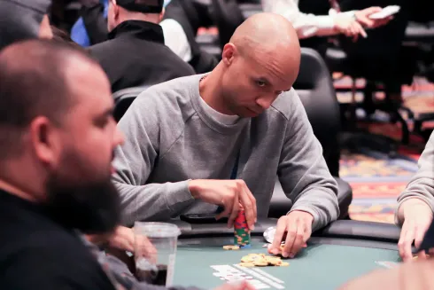 Phil Ivey está sendo seguido por uma equipe em Las Vegas
