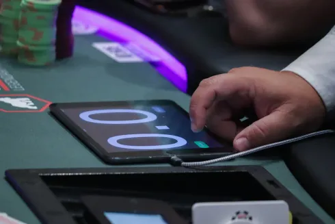 Tablets com o action clock são controlados pelos dealers na WSOP
