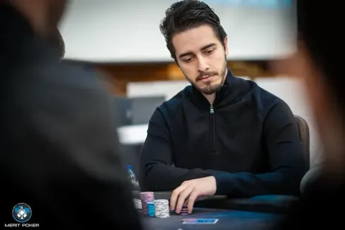 Felipe Ketzer tem uma bela pilha no Main Event da Merit Carmen Series (Foto: Merit Poker)
