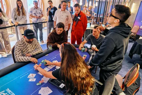 Momento em que Aram Oganyan dobrou suas fichas dominado (foto: WPT)
