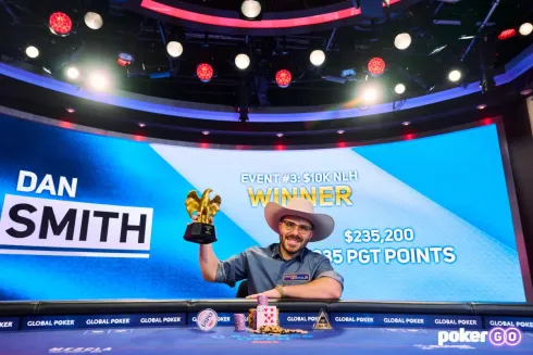 Dan Smith levou seu quinto trofeu do PGT (Foto: PokerGO)
