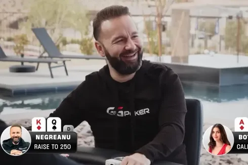 Daniel Negreanu deu risada ao ver o tell de Alexandra Botez (Reprodução/Youtube)
