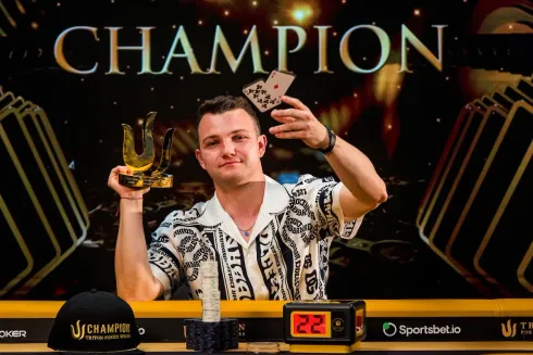 Alex Kulev agora possui um troféu do circuito (Foto: Joe Giron/Triton Poker)
