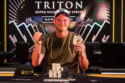 Nick Petrangelo adicionou o belo troféu à sua coleção (Foto: Triton Poker)
